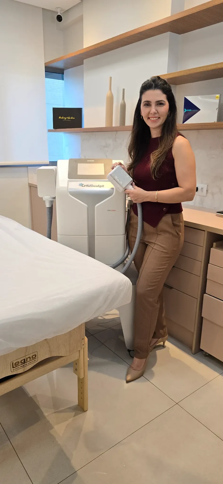 Dra. Luciane Naldoni com os equipamentos da clínica